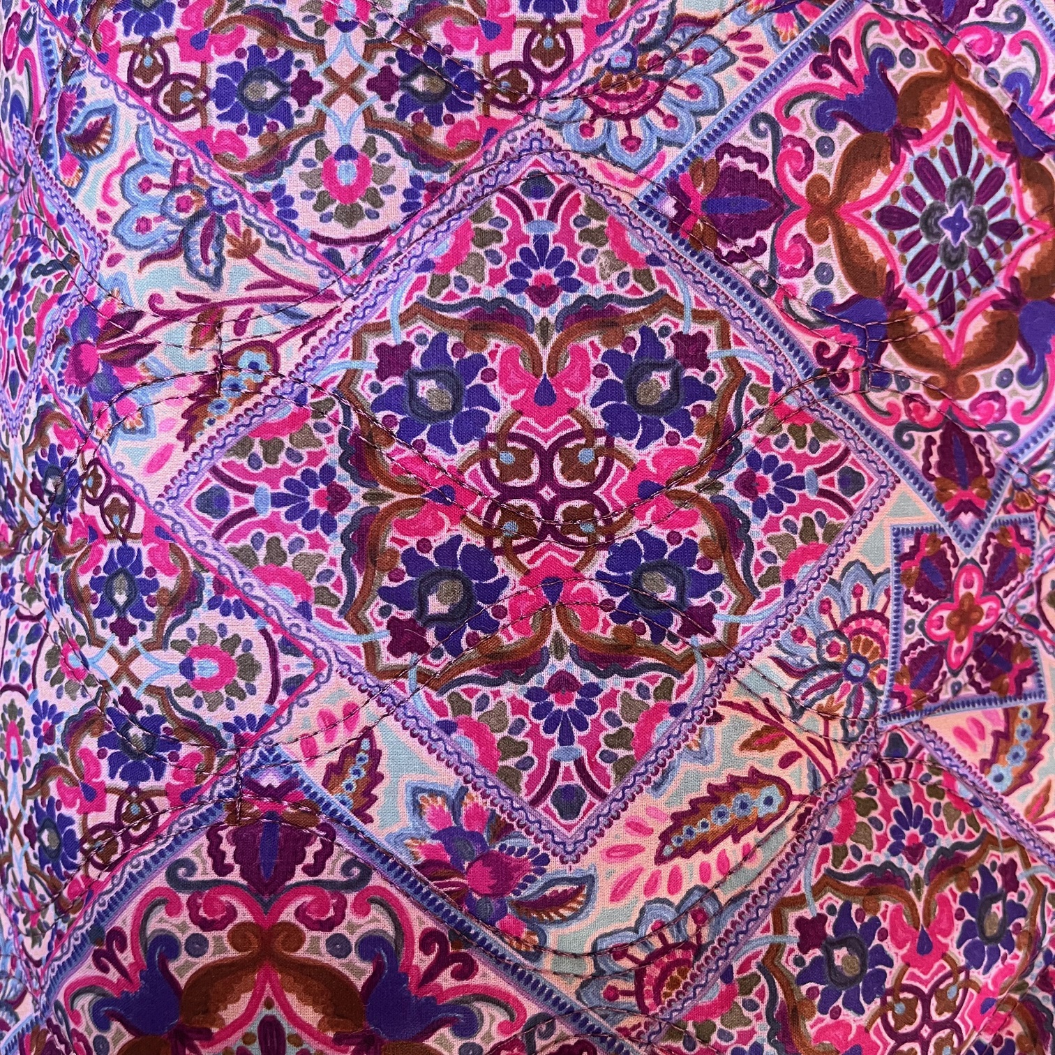 Gesteppter wattierter Stoff blau gemustert