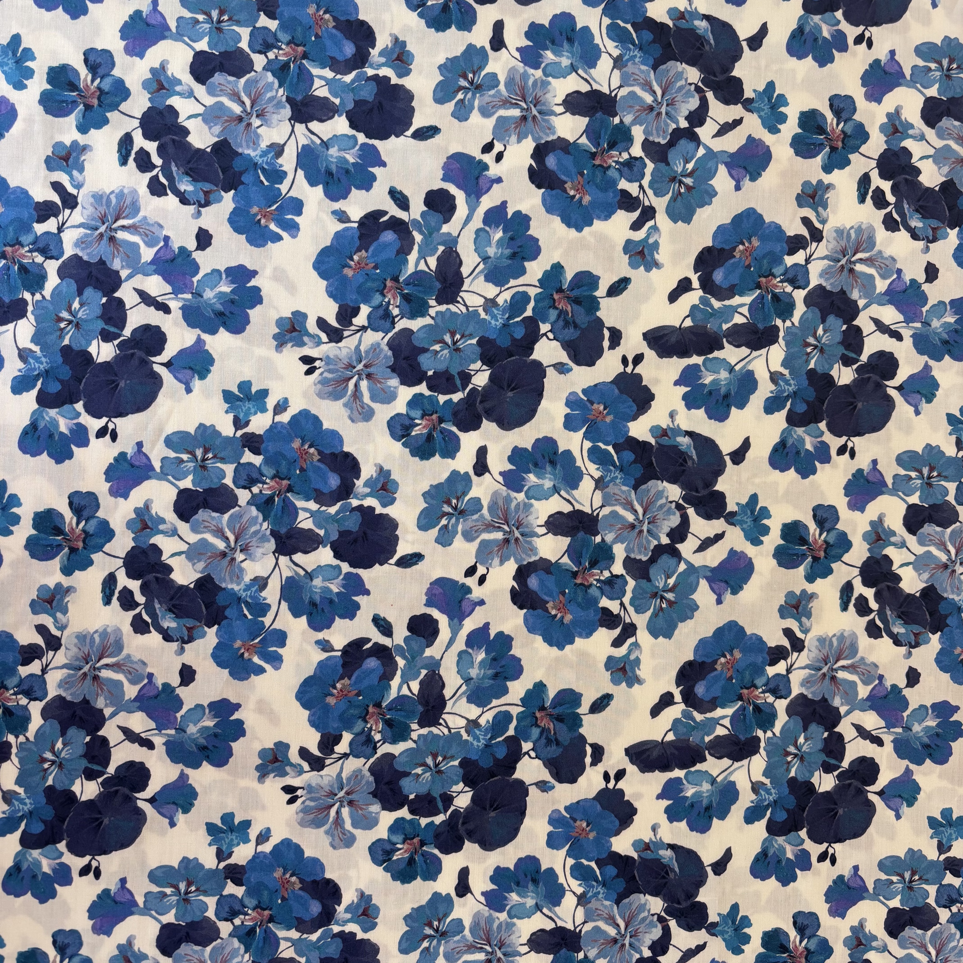 Liberty Fabric weiß mit blauen Blumen