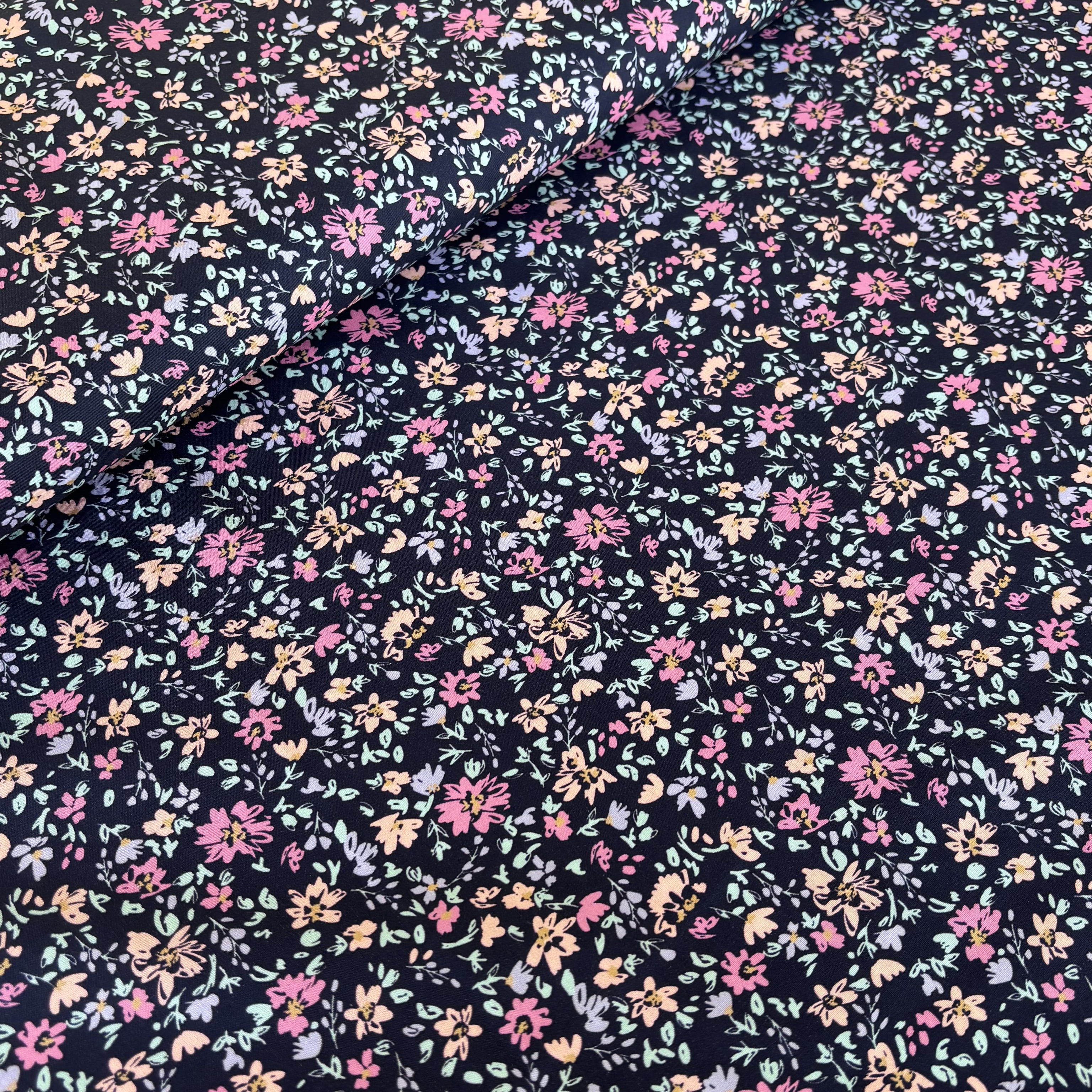 Baumwolle dunkelblau mit Blümchen
