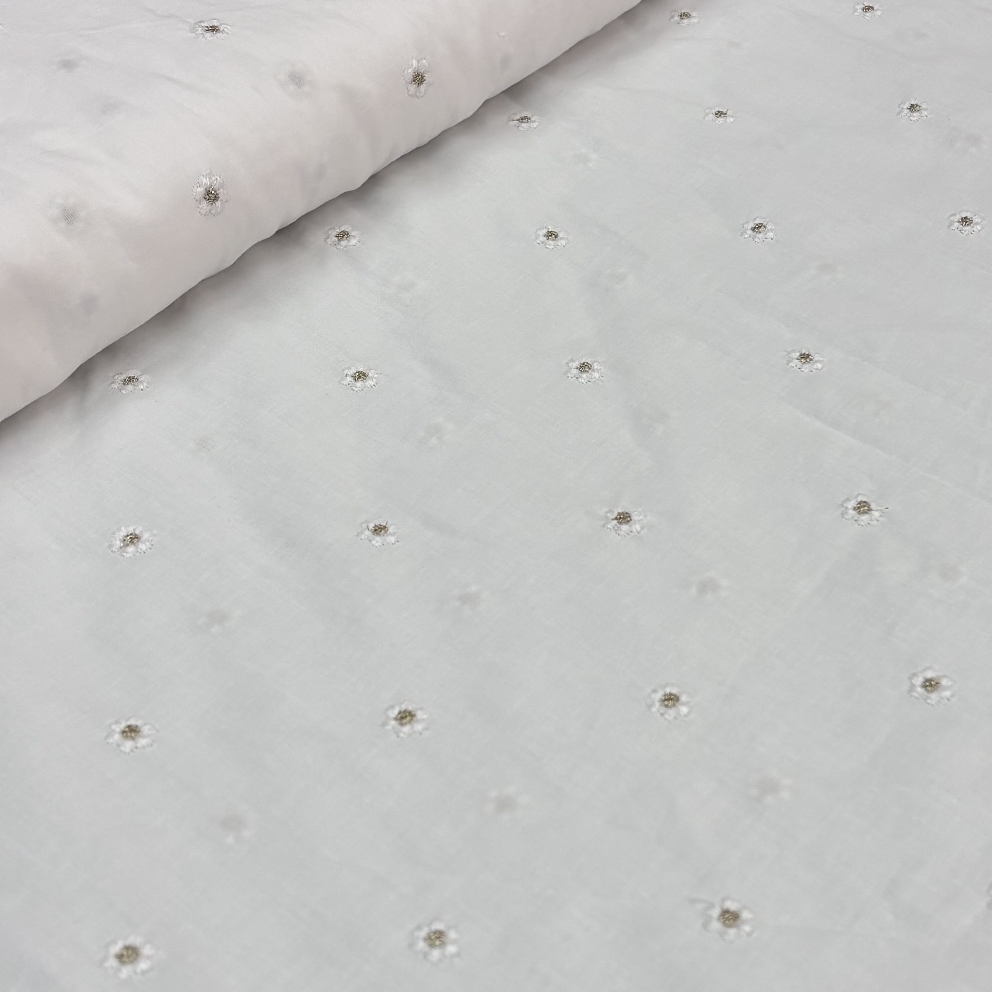 Baumwolle weiß mit bestickten Blumen 