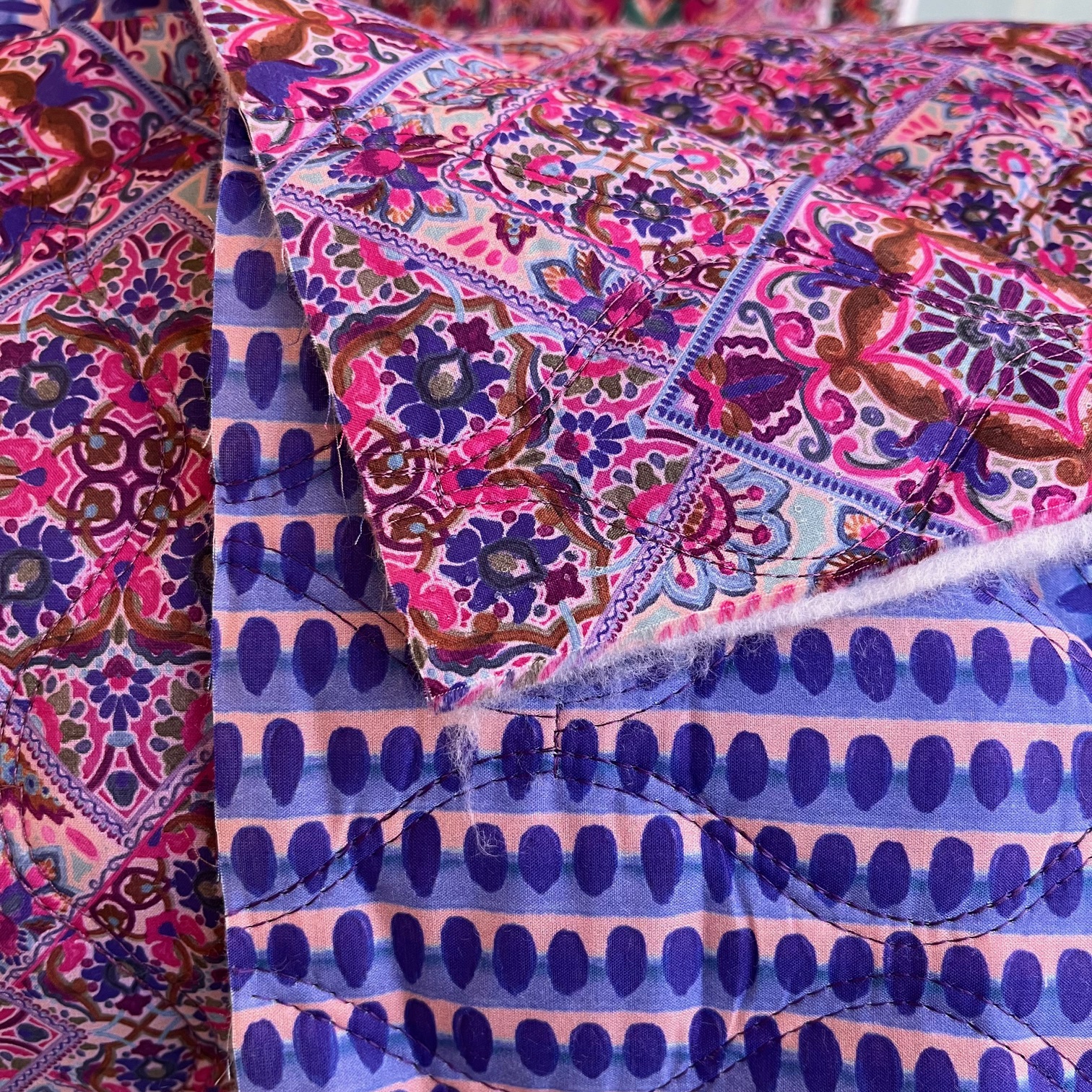 Gesteppter wattierter Stoff blau gemustert