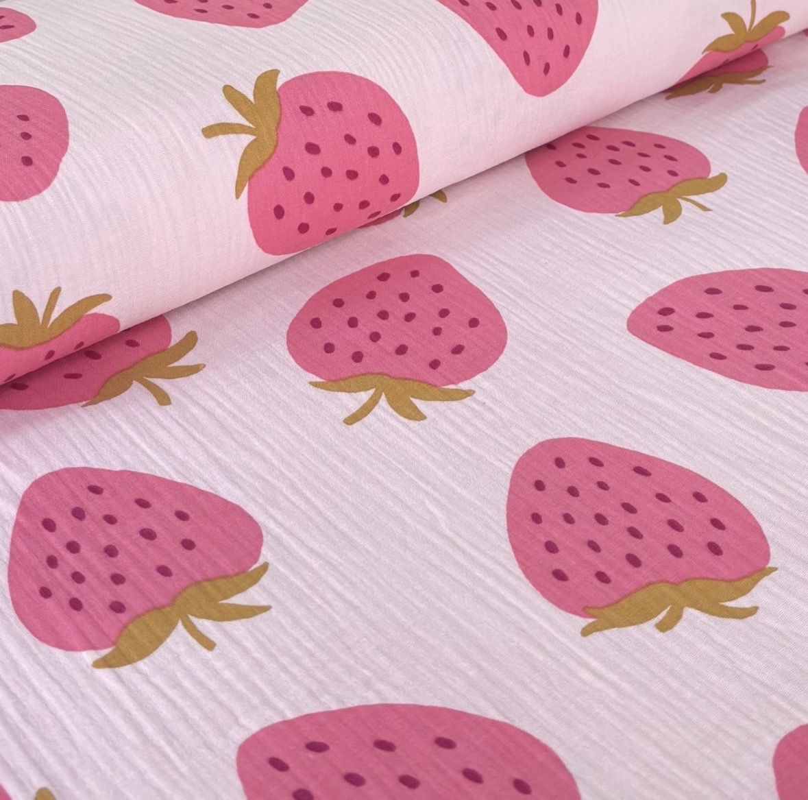 Mullstoff Musselinstoff Double Gauze Musselin rosa mit Erdbeeren