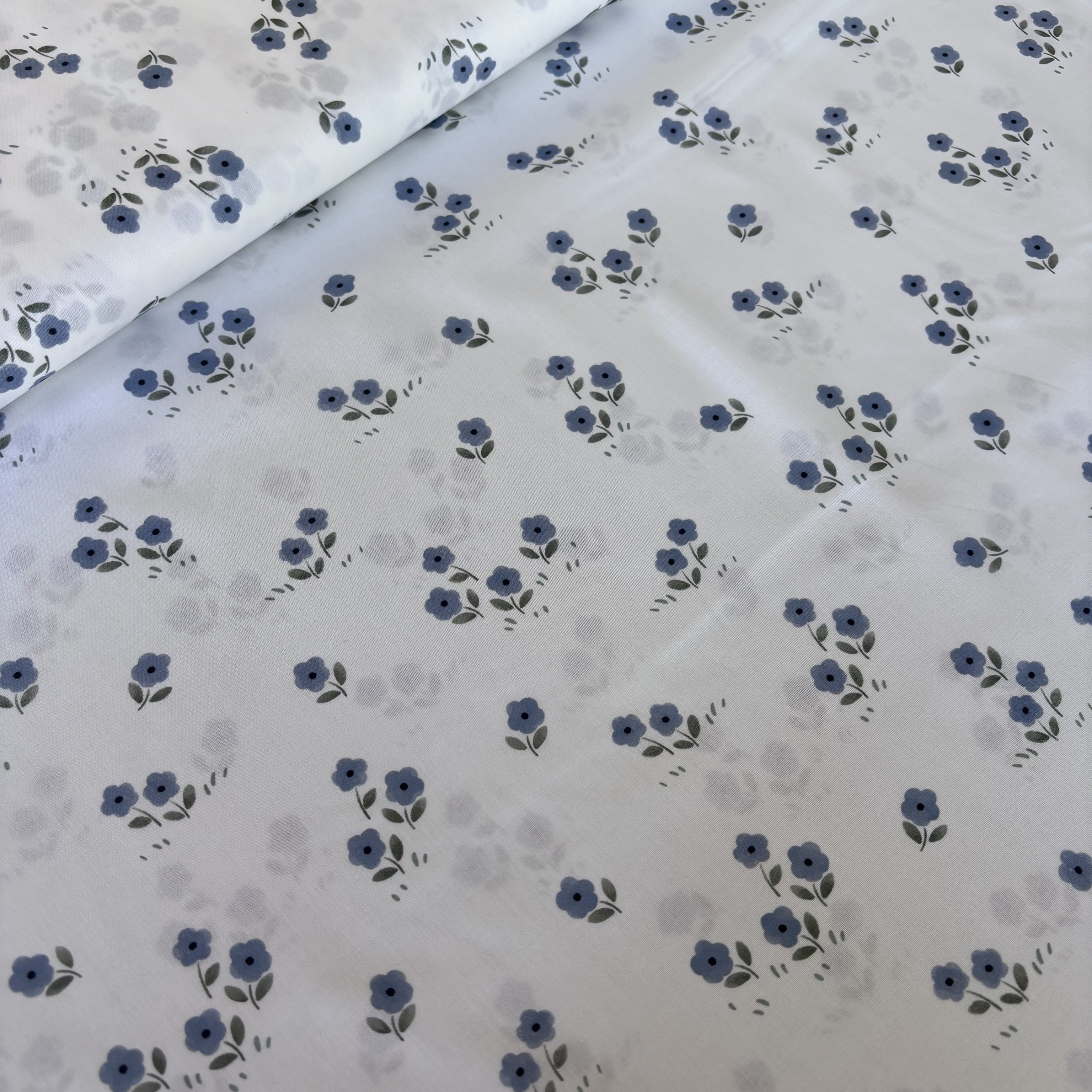 Baumwolle weiß mit kleinen blauen Blumen