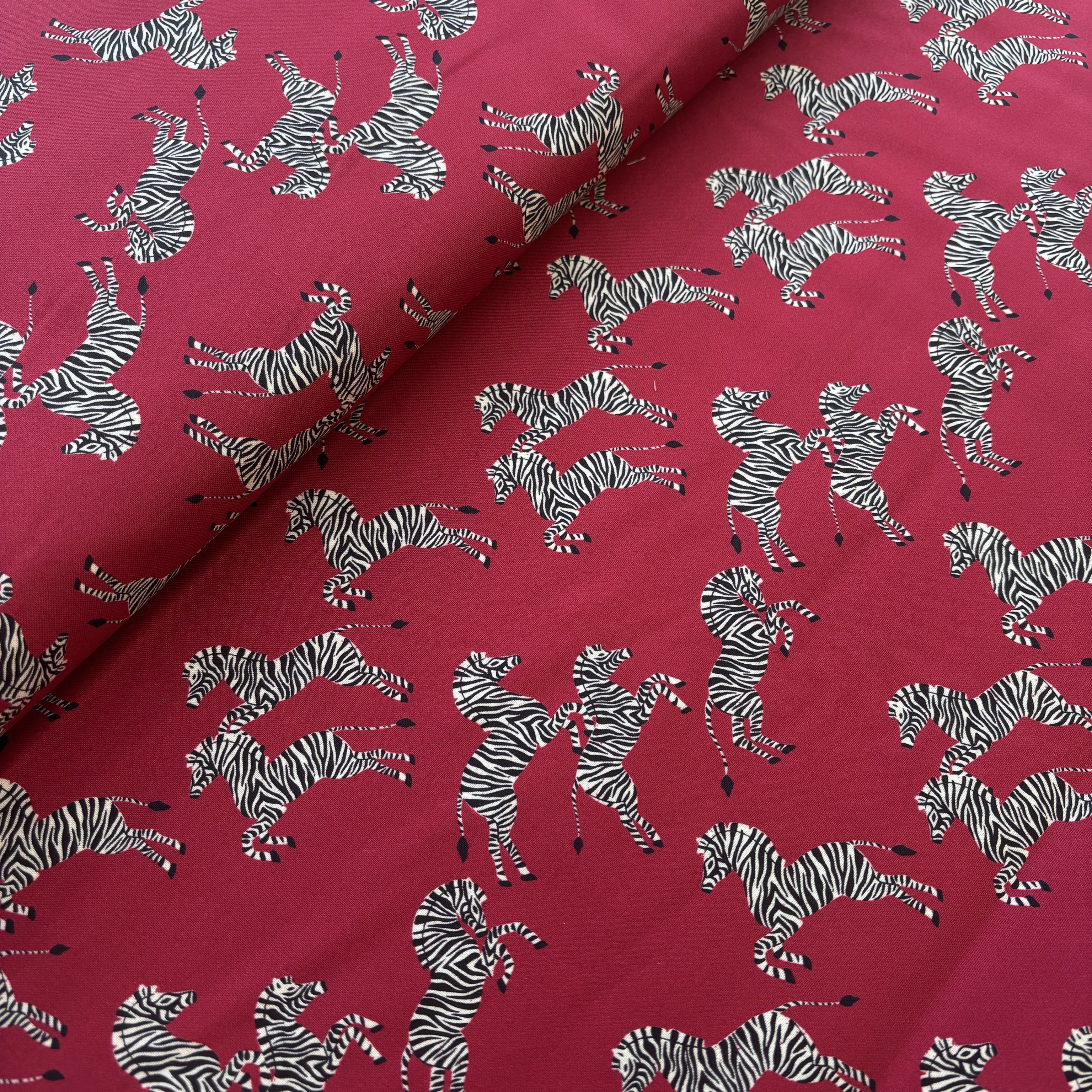 Baumwolle 9 Cloud rot mit Zebras