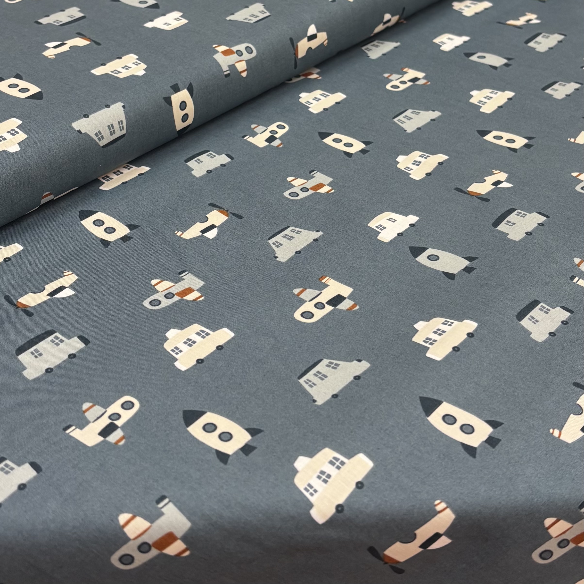 Baumwolle mit Autos und Flugzeugen