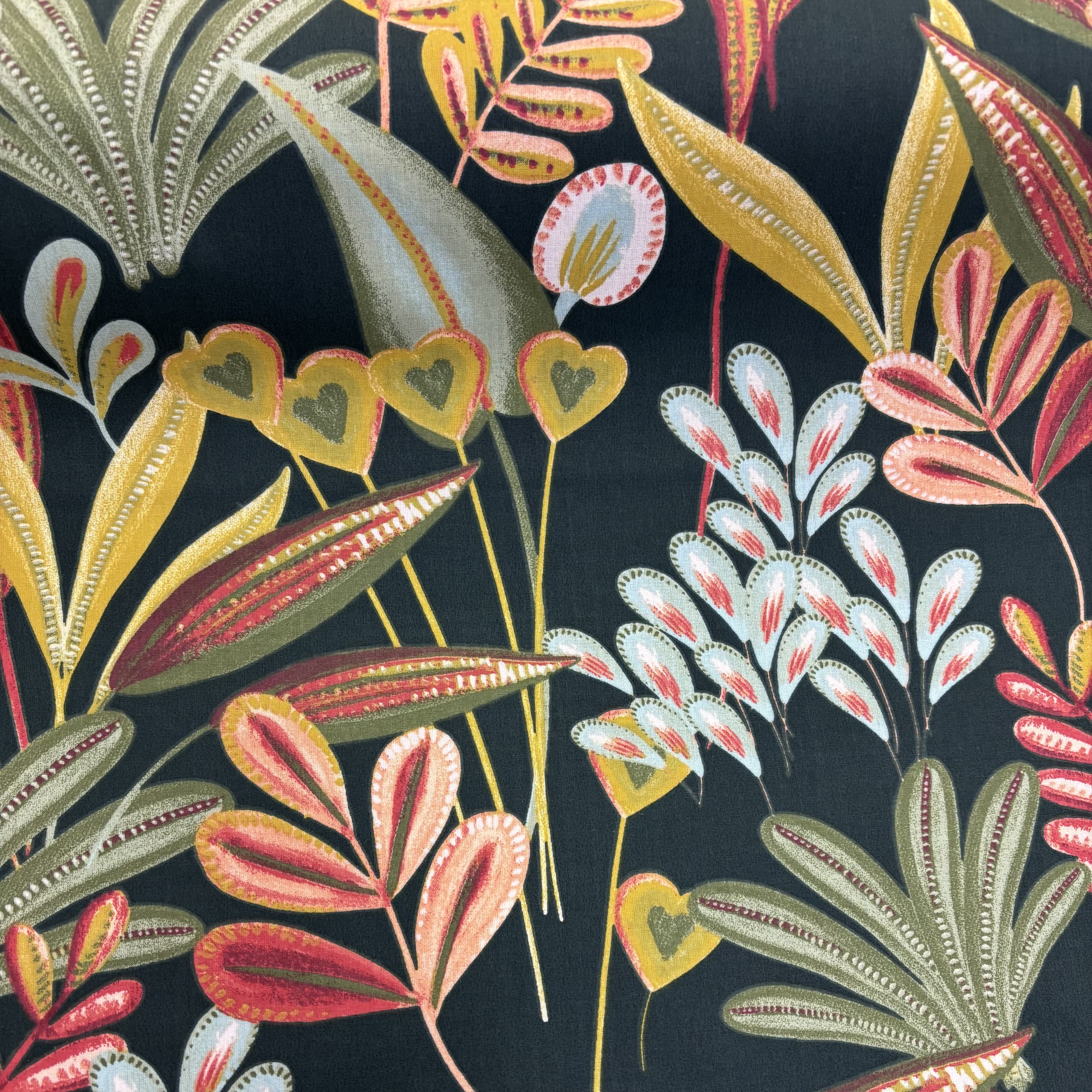 Dekostoff Baumwollstoff dunkelgrün mit tropischen Blättern