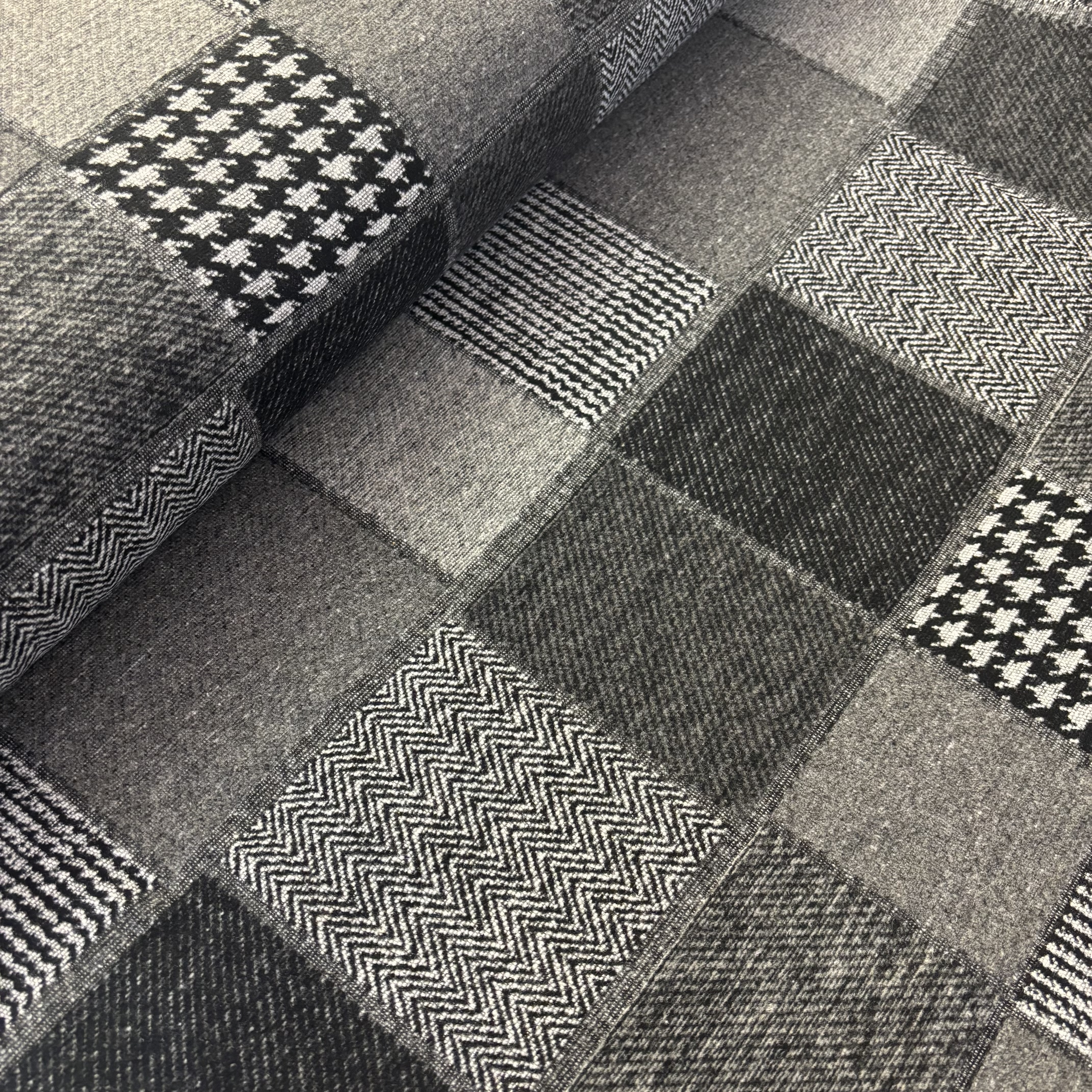 Wollstoff Mantelstoff schwarz graues Patchworkmuster Hahnentritt