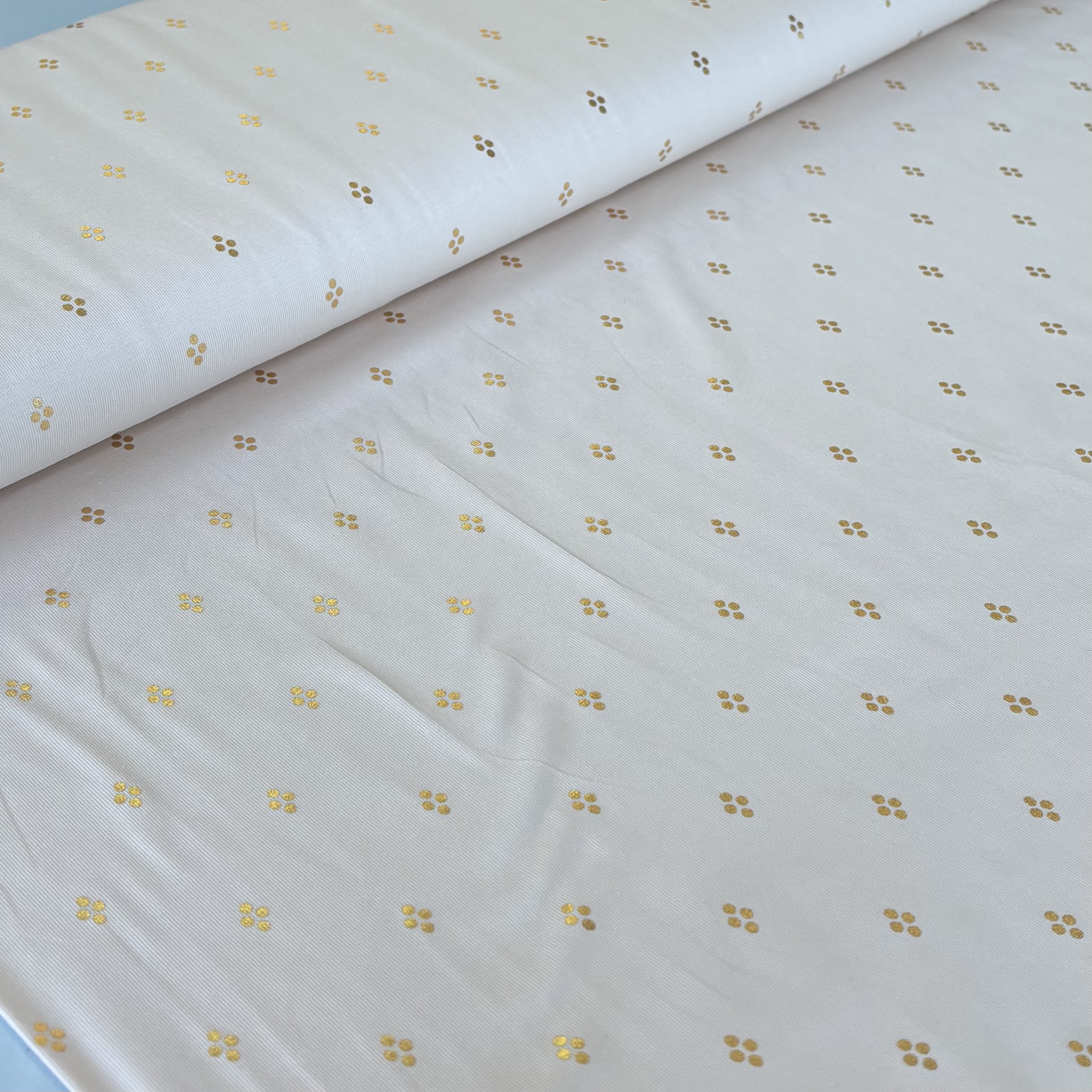 Jersey ecru sandfarben mit goldenen Tupfen