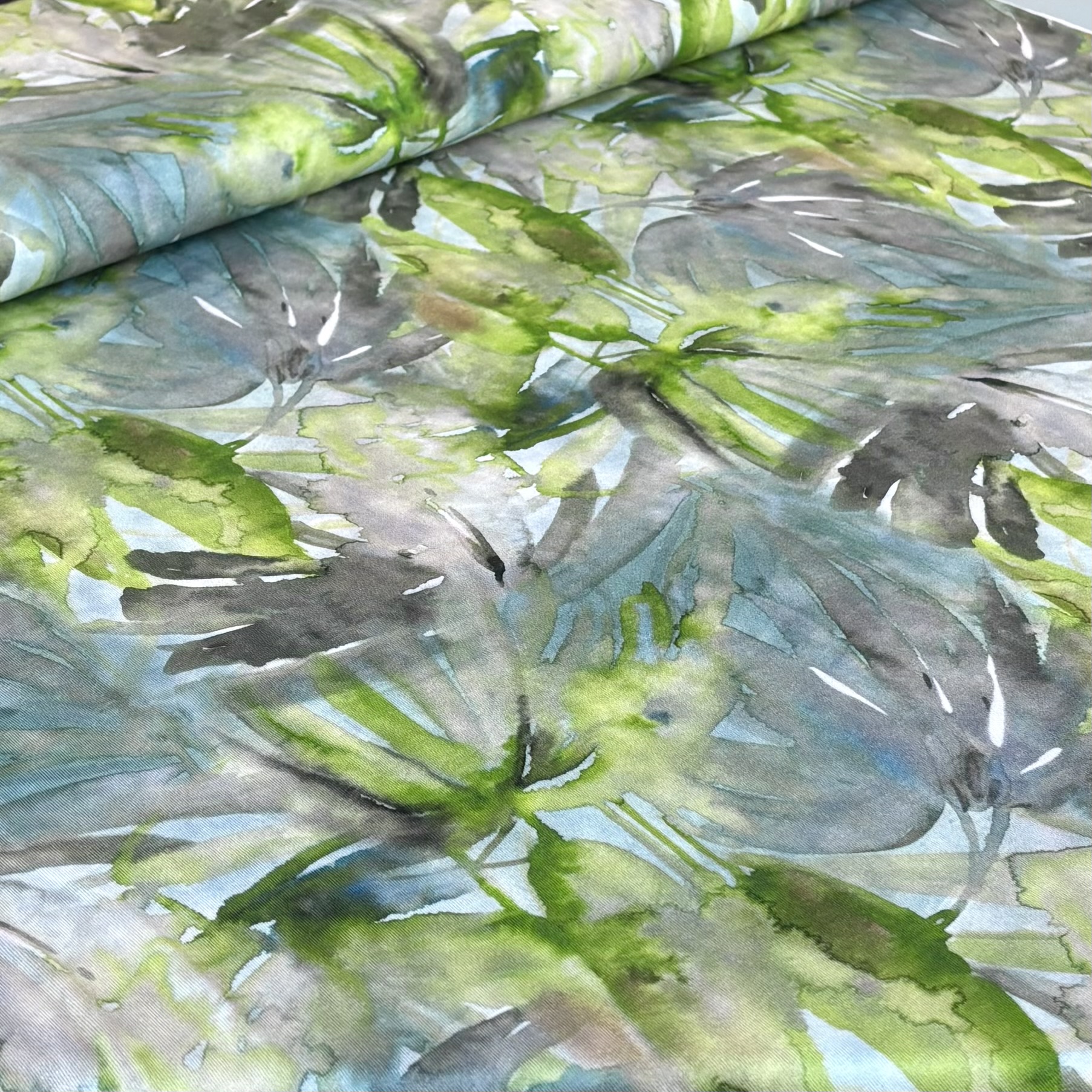 Jersey Viskosejersey grün mit Blättermuster