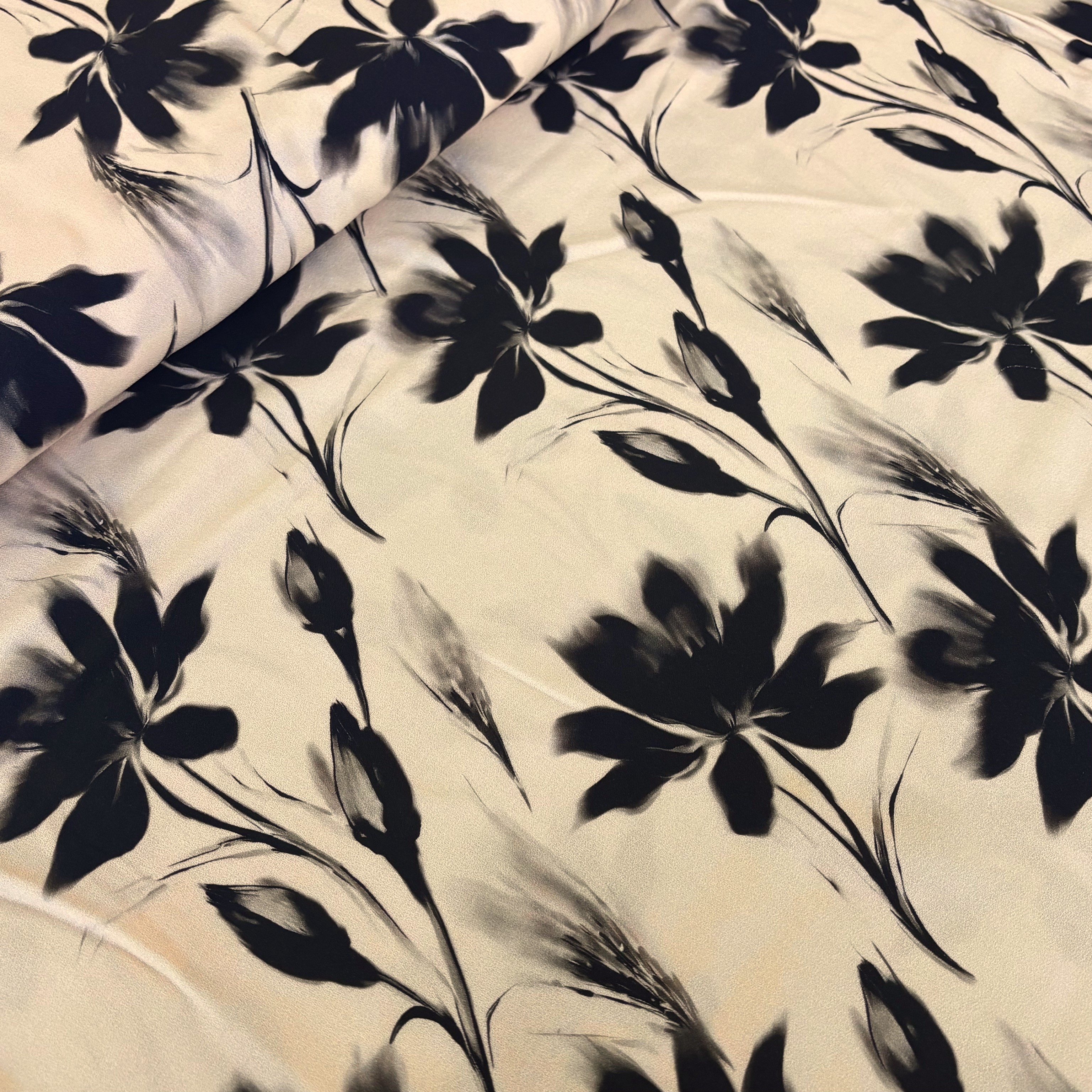 Viskose Viskosestoff ecru mit schwarzen Blumen