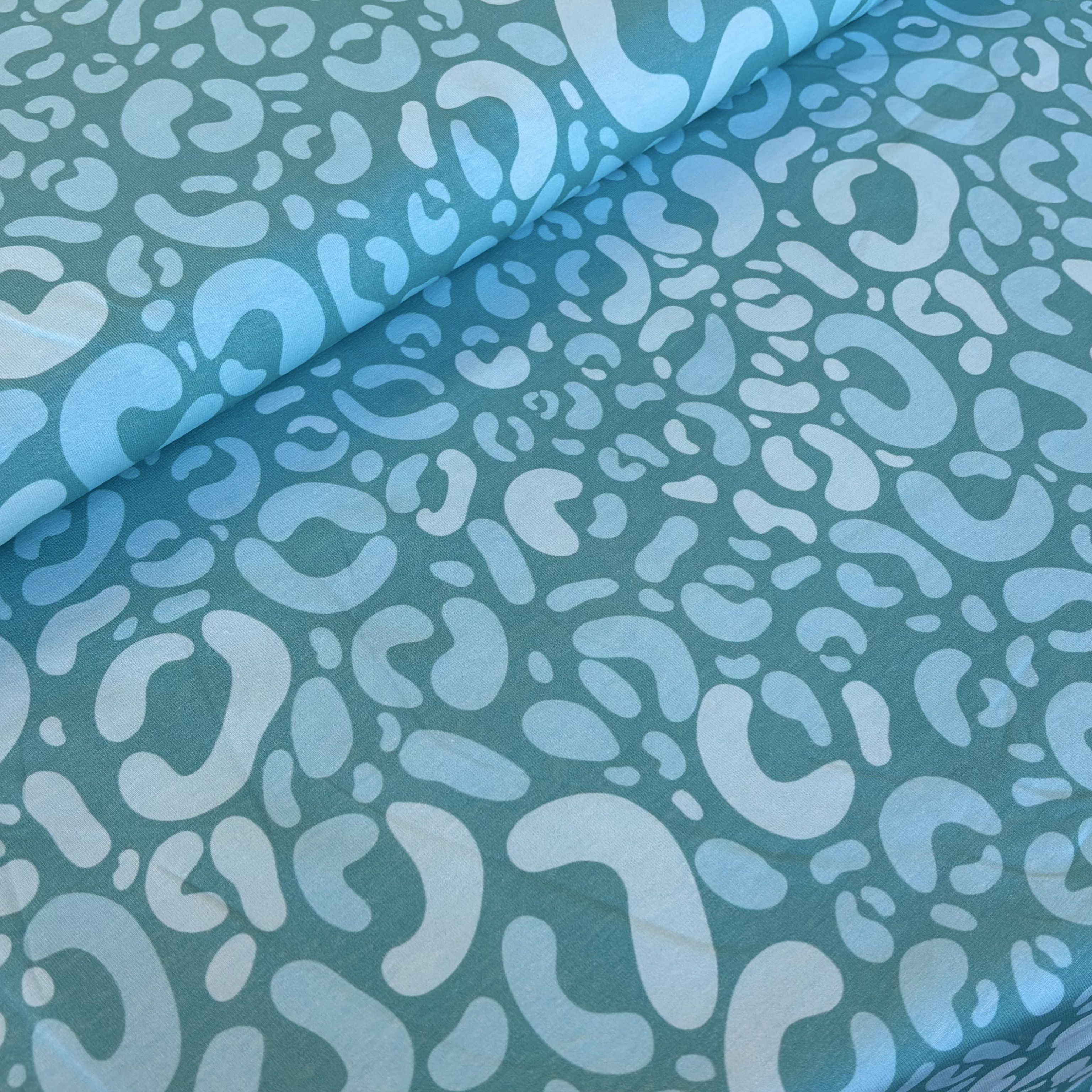 Jersey türkis mit Leomuster