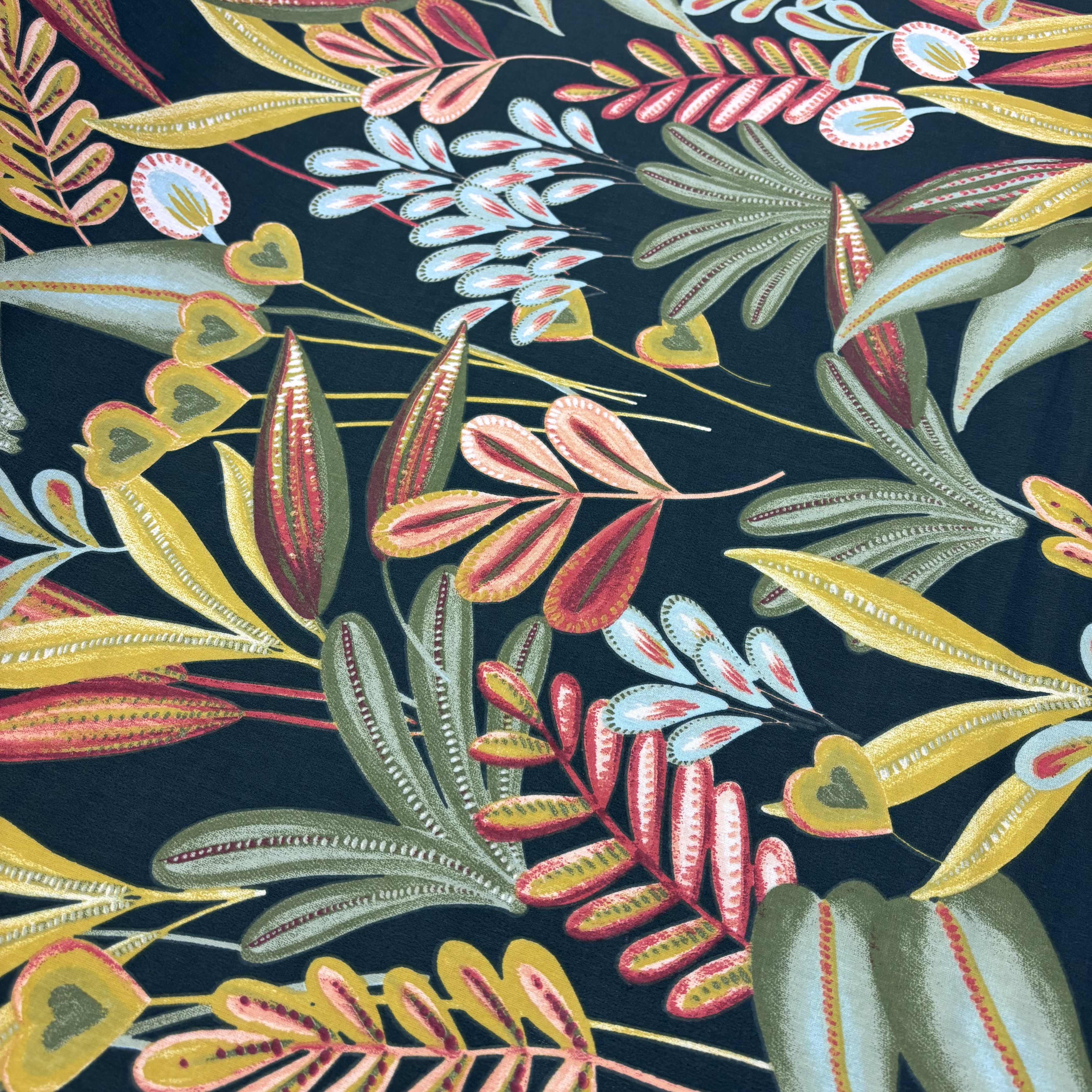 Dekostoff Baumwollstoff dunkelgrün mit tropischen Blättern