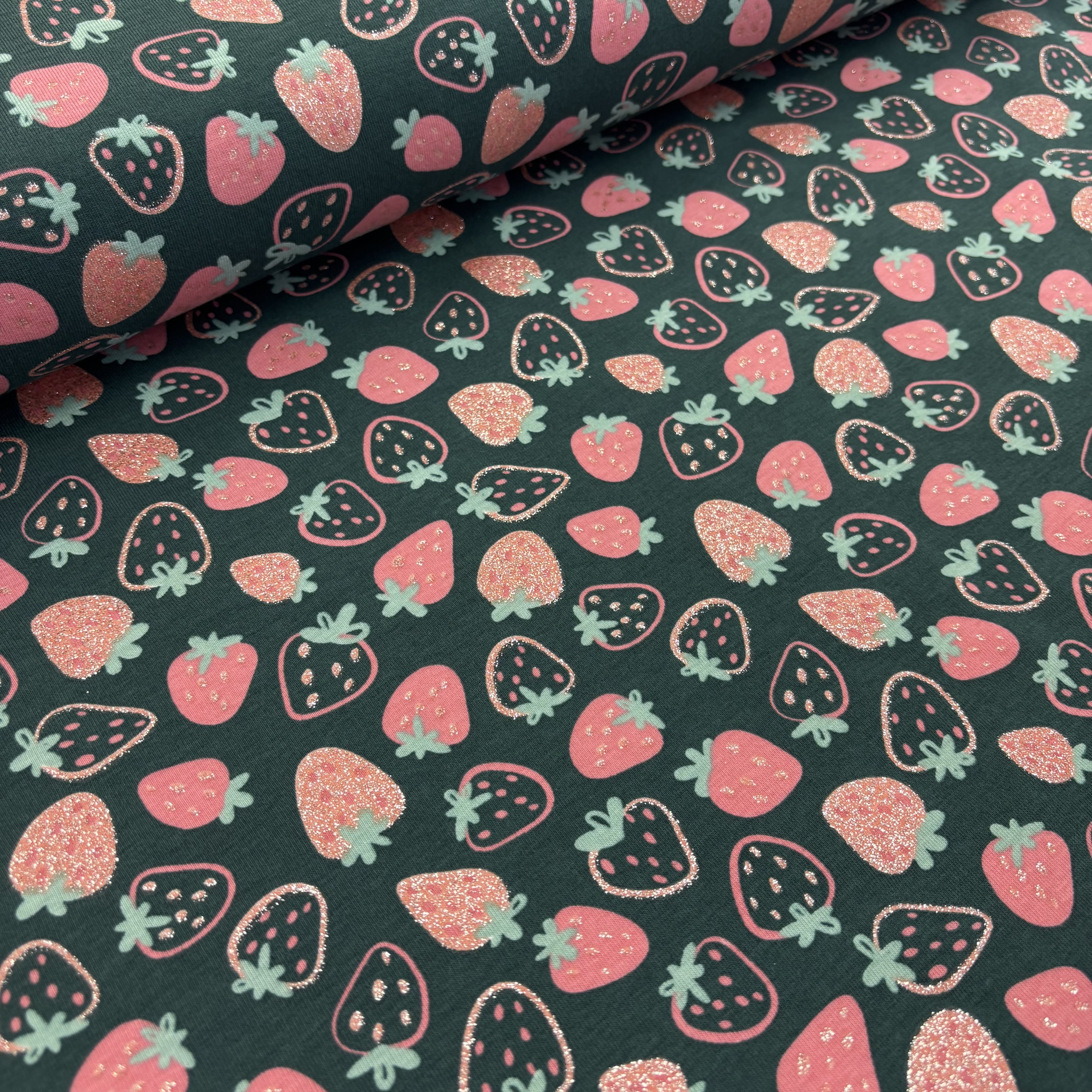 Jersey Baumwolljersey grün mit rosa Erdbeeren