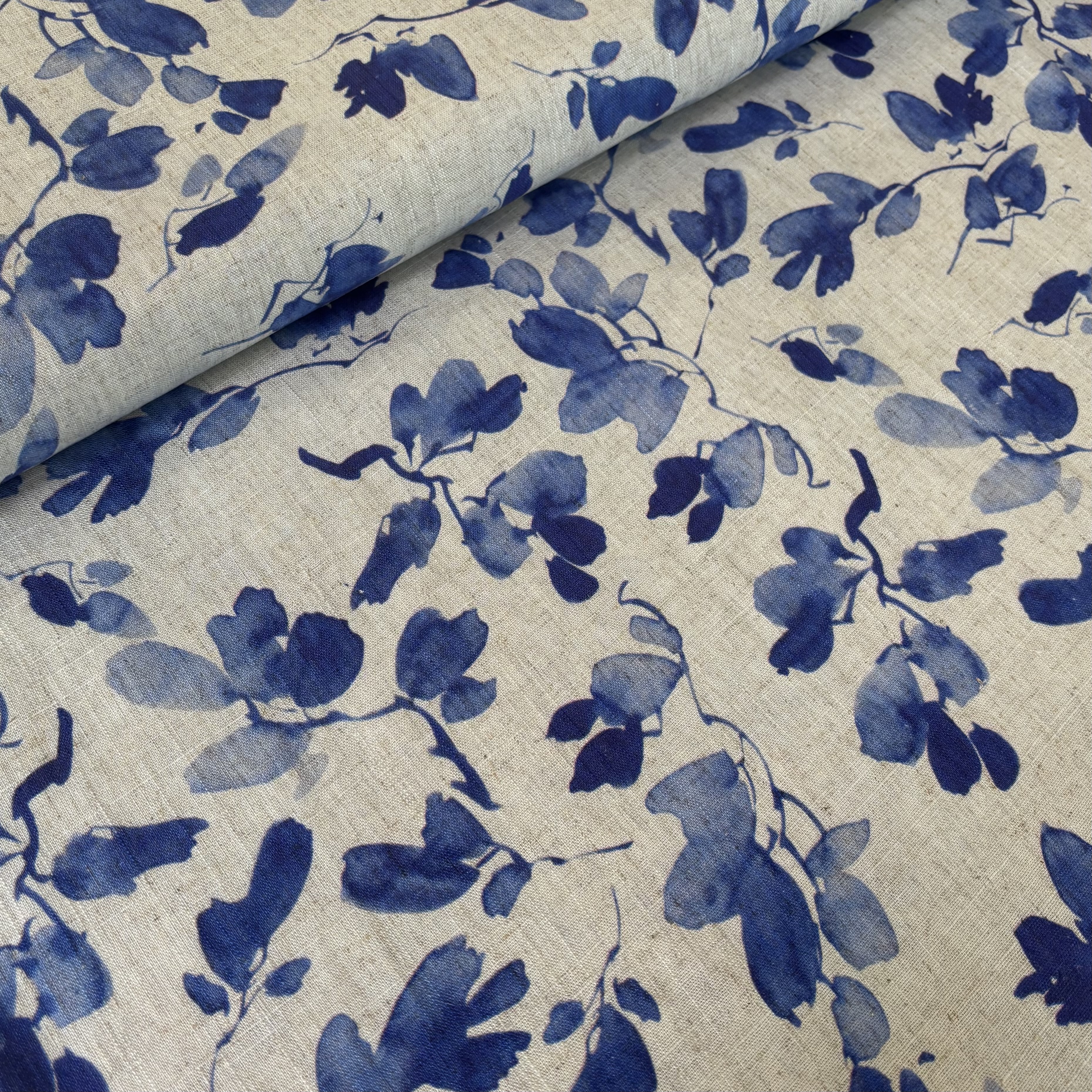 Leinen Viskose natural mit blauen Blumen