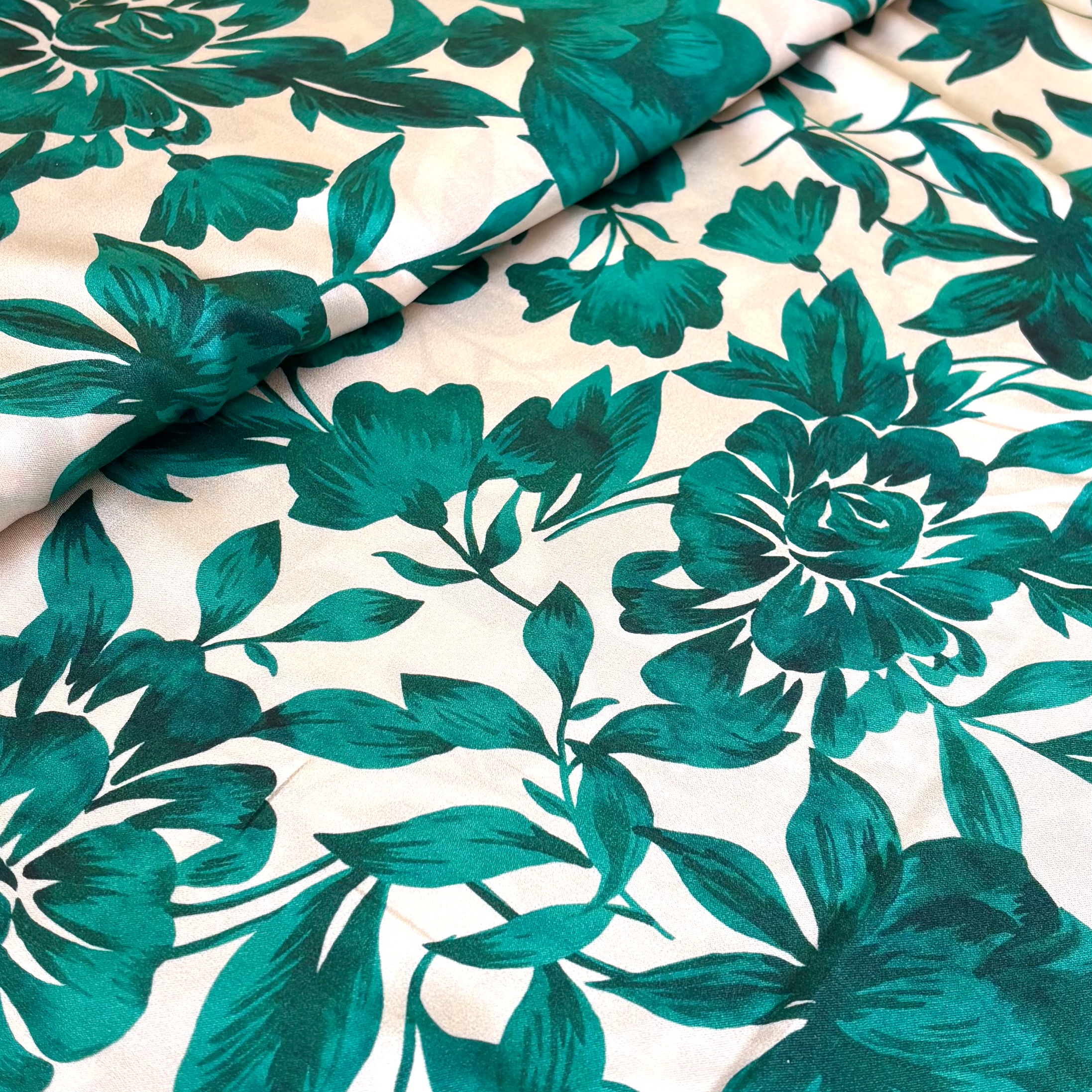 Viskose Viskosestoff Satin ecru mit türkisen Blumen