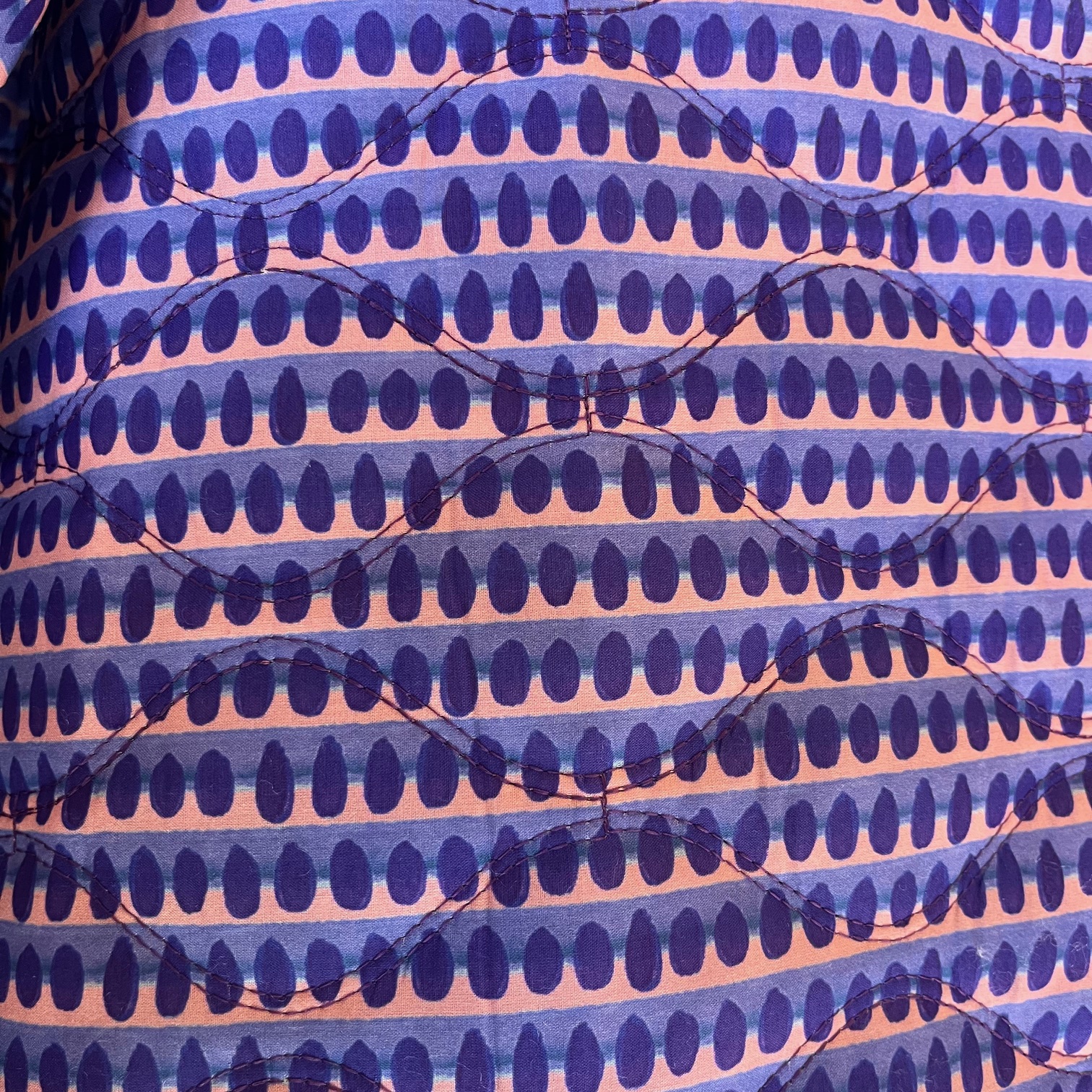 Gesteppter wattierter Stoff blau gemustert