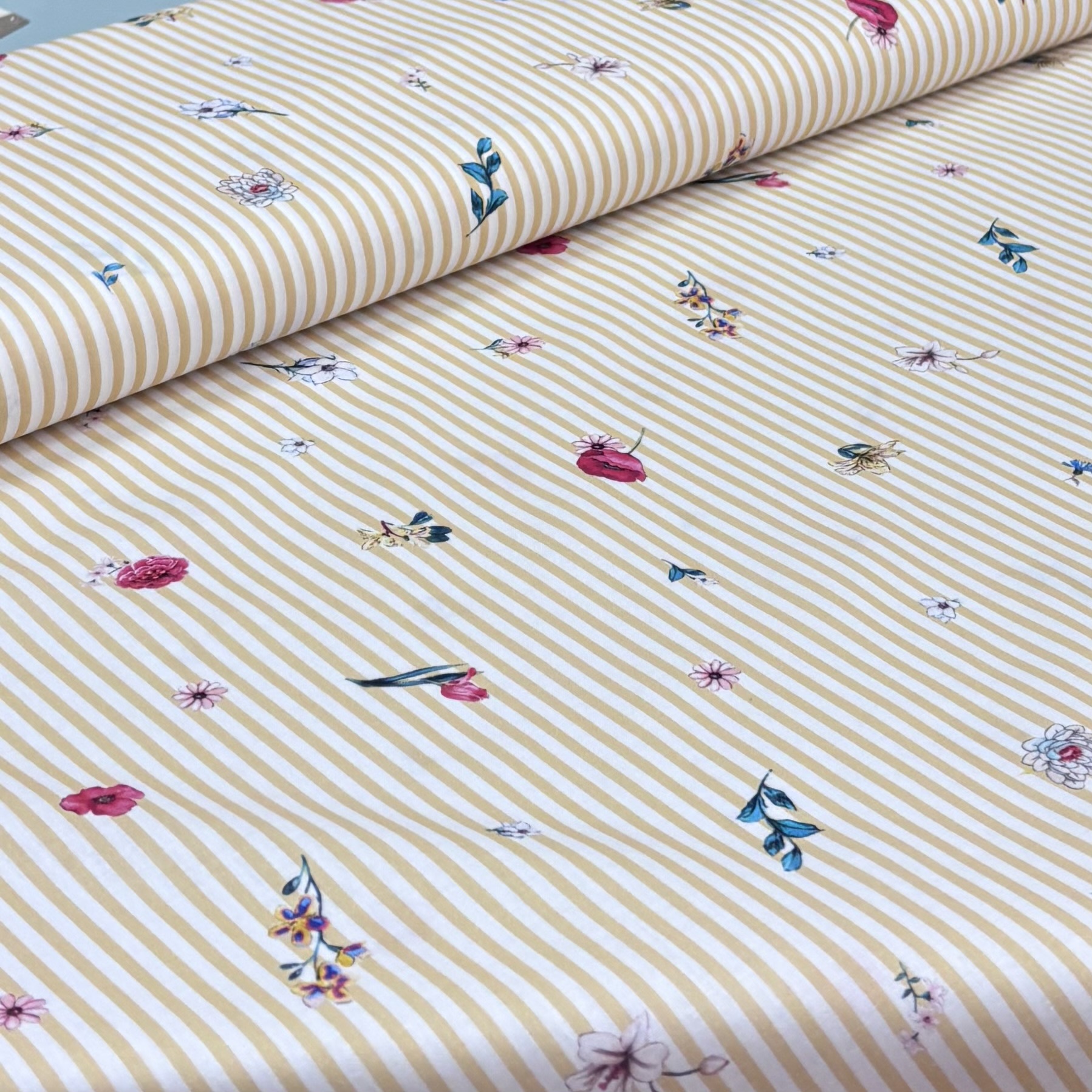 Baumwolle gelb gestreift mit Blumen