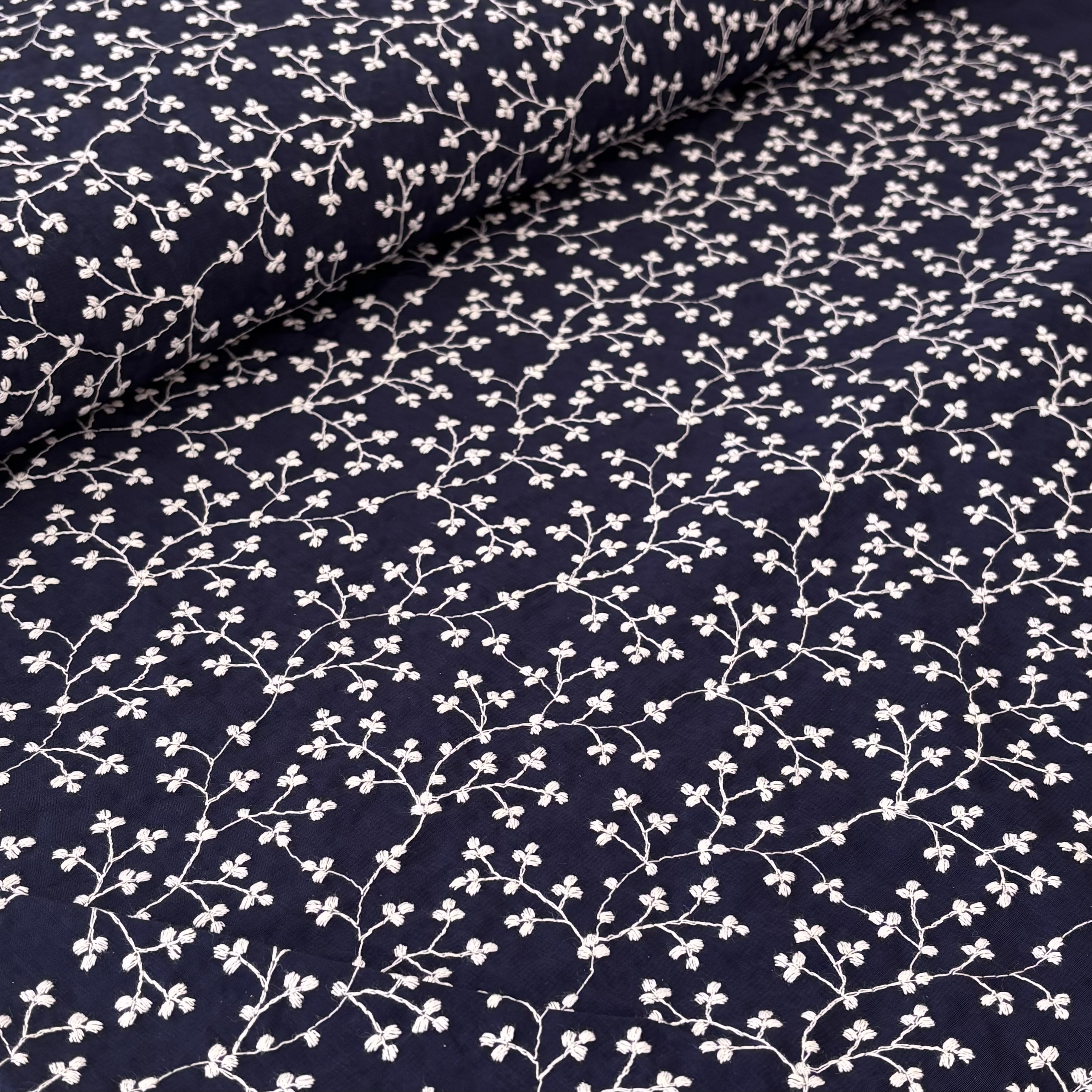 Viskose dunkelblau bestickt