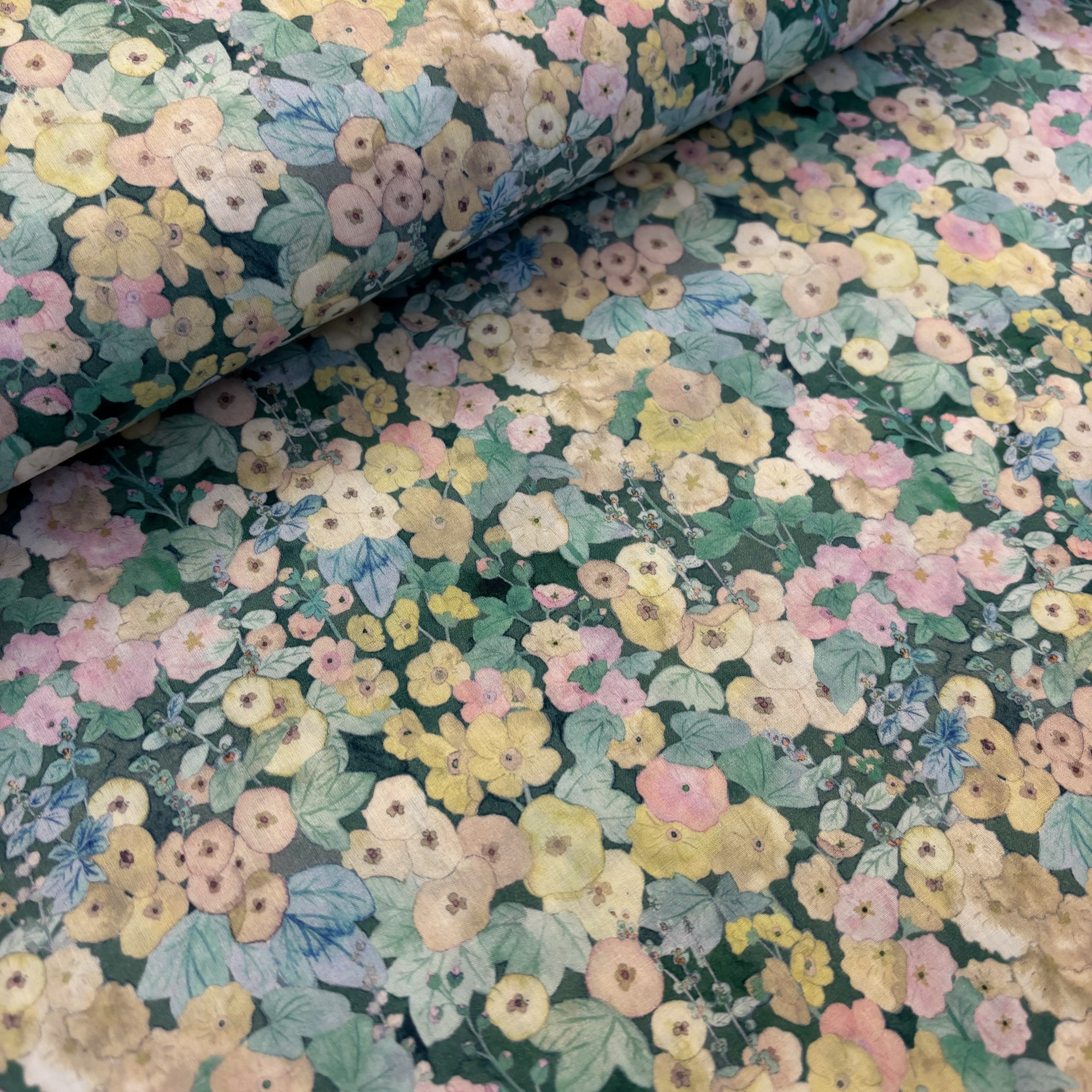 Liberty Fabric Hollyhocks blaue und grüne Blumen