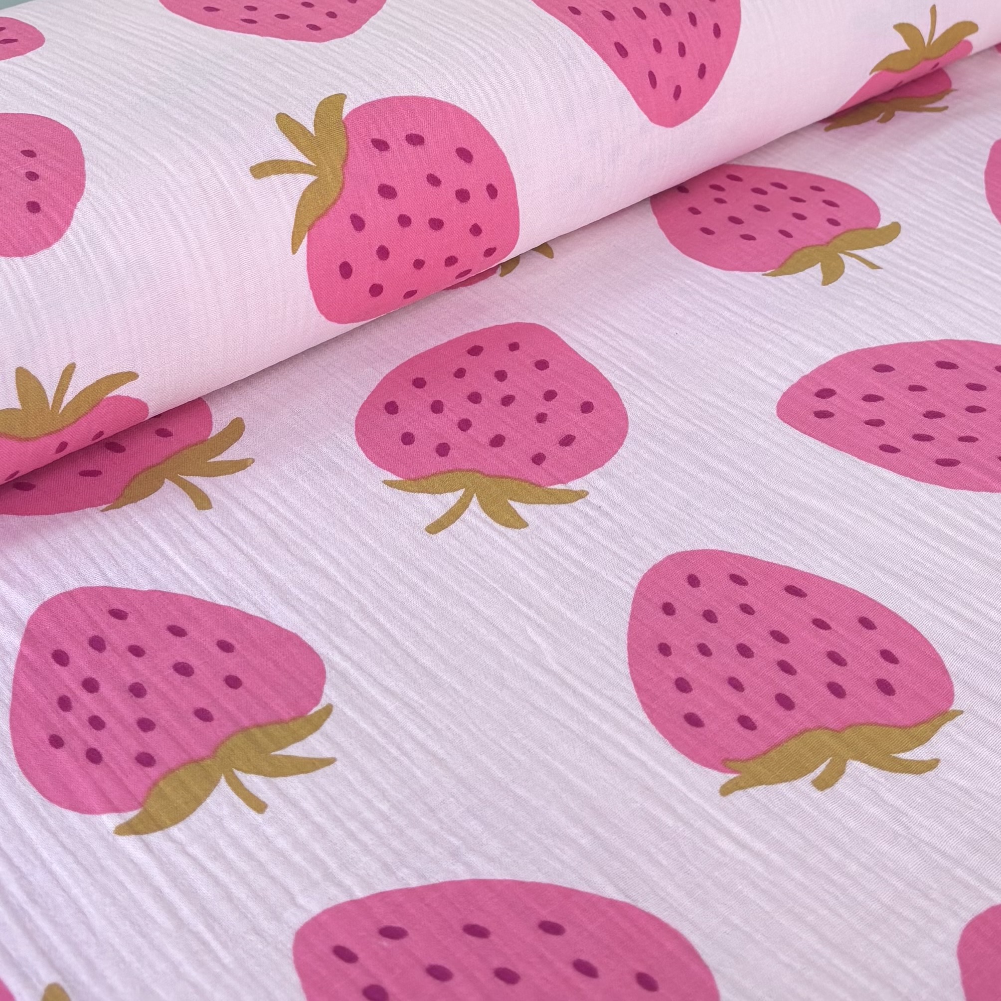 Mullstoff Musselinstoff Double Gauze Musselin rosa mit Erdbeeren
