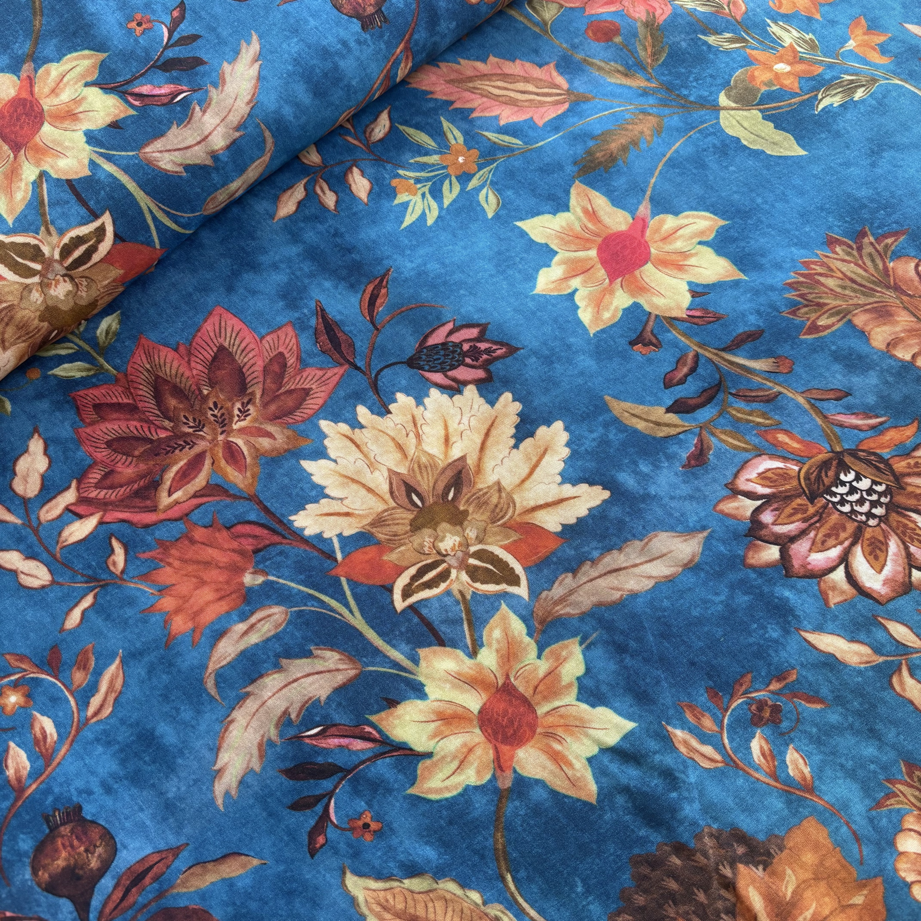 Viskose Viskosestoff blau mit Blumen