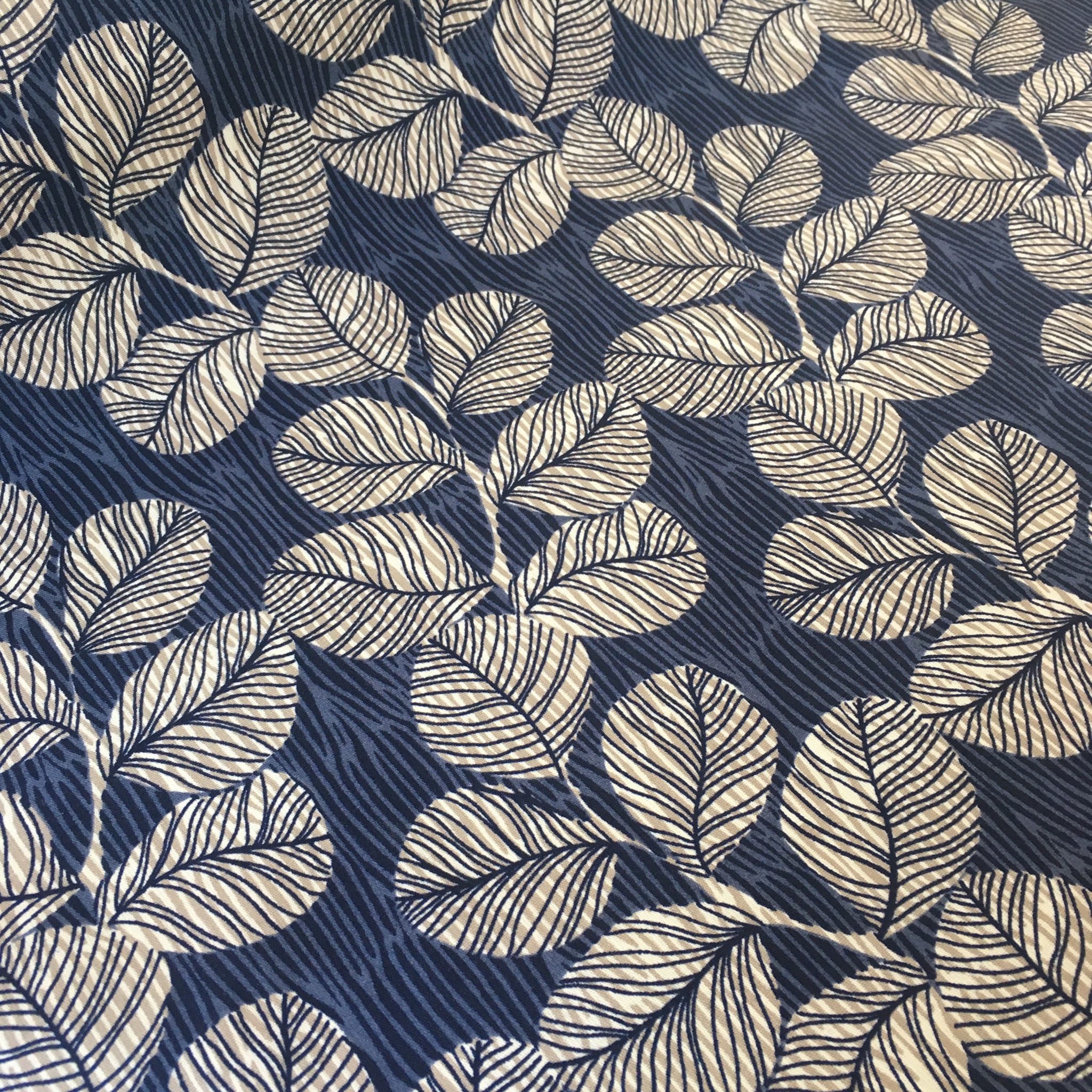 Beschichtete Baumwolle blau mit Blättermuster