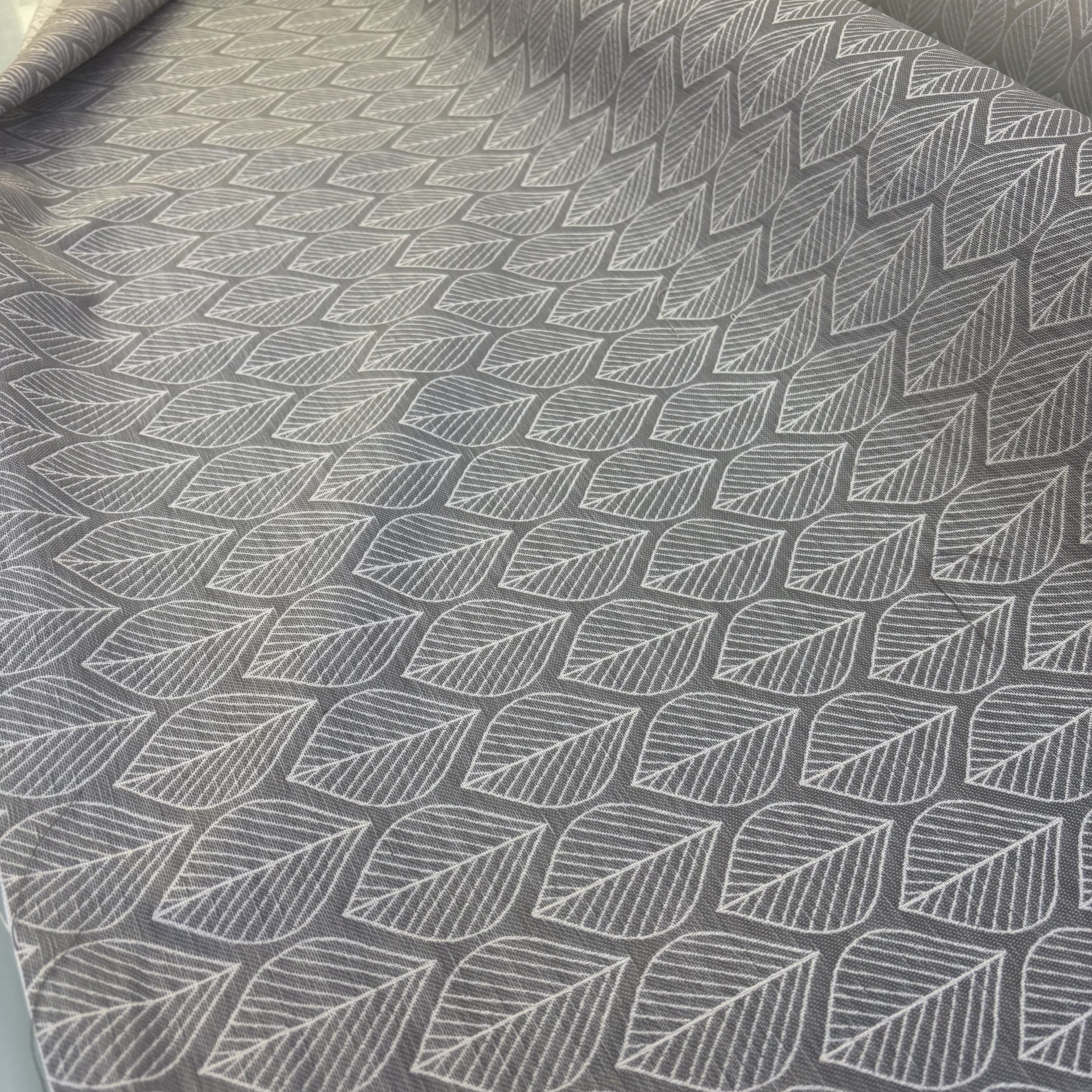 Jacquard Dekostoff grau mit Blättern